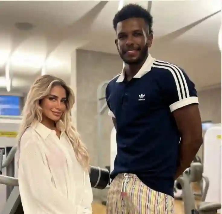 ظهور جريئ للبليهي مع معجبة بالشورت يشعل شبكات التواصل بسبب هذه الحركة 