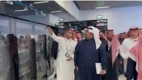 كبار الأمراء يستقلون قطار الرياض للذهاب لقضاء أعمالهم وفيديو يوضح تفاعل مستخدمي قطار الرياض مع الأمراء 