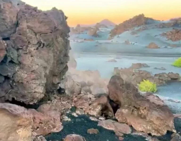 فيديو الثلوج تغطي هذه الجبال في المدينة المنورة ودرجات الحرارة 4 تحت الصفر حتى هذا الموعد 