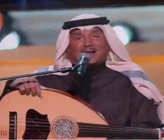 محمد عبده يواجه لحظة نسيان طريفة على المسرح في موسم الرياض والجمهور يتفاعل بروح محبة