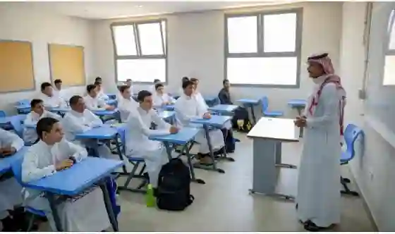 بعد الزام طلاب الثانوية بالزي السعودي.. توضيح عاجل حول لبس الزي للطلاب غير السعوديين 