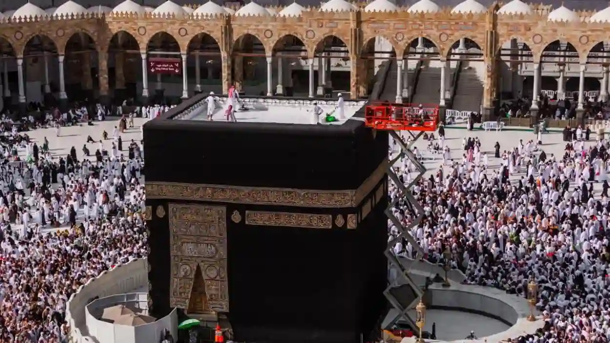 صور تكشف ما حدث على سطح الكعبة المشرفة في نهار ثاني أيام رمضان 1446 