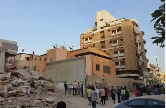 عاجل: الدفاع المدني يكشف السبب الحقيقي لانهيار عمارات الفيصلية في جدة 