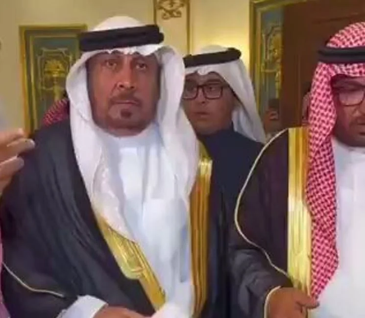 فيديو ٦ سيارات لكزس جديدة لمواطن عفا عن قاتل نجله في ساحة القصاص والسيف على رقبته 