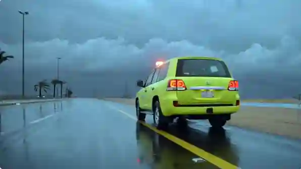 الدفاع المدني يطلب من سكان هذه المناطق في السعودية البقاء في بيوتهم ويعلن عن حالة مطرية غزيرة تسبب جريان السيول تبدء من الأحد 