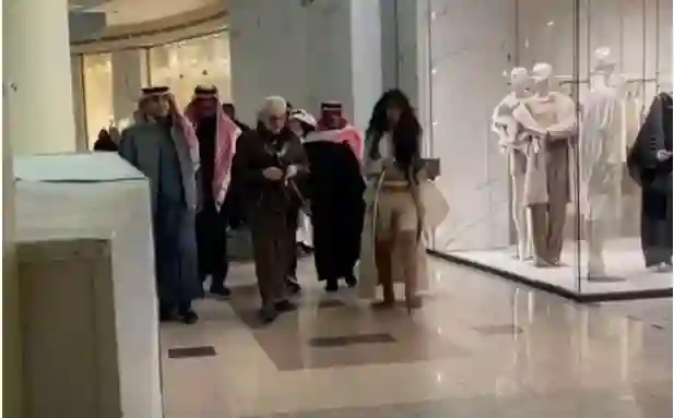 أول صور لمديرة أعمال الوليد بن طلال الجديدة بجمالها اللافت والكشف عن جنسيتها 