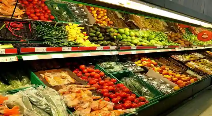 السعودية تعلن الجنسيات التي يسمح لها بالعمل في محلات الخضار والجنسيات المستثناه من القرار 