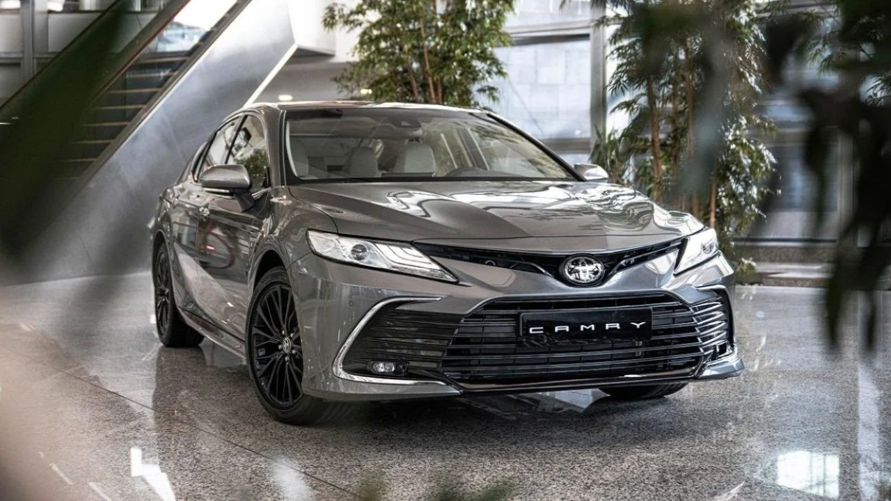 مقارنة بالمواصفات بين تويوتا كامري 2024 المواصفات السعودية والاماراتية والفرق في الأسعار بين دبي والرياض