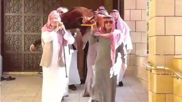 صور مؤثرة تشعل السعودية لما حدث للأمير الوليد بن طلال أثناء تشييع والدته الأميرة منى الصلح 