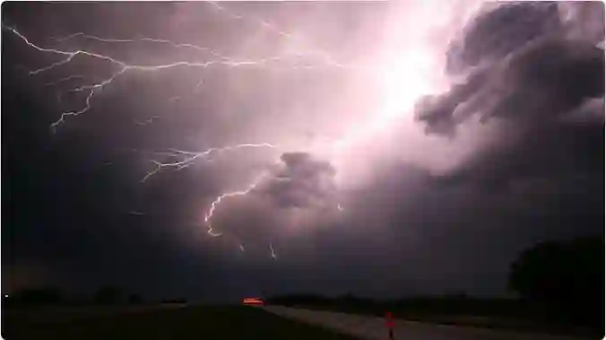 تحذير باللون الأحمر حالة طقس خطيرة على هذه المناطق من جدة تبدء من فجر اليوم ولمدة يومين 