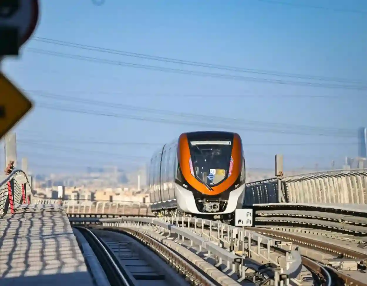 بعد افتتاحه رسمياً: تجربة توضح مدة الانتقال بين شرق وغرب الرياض عبر المسار البرتقالي بأقل من سعر لتر بنزين