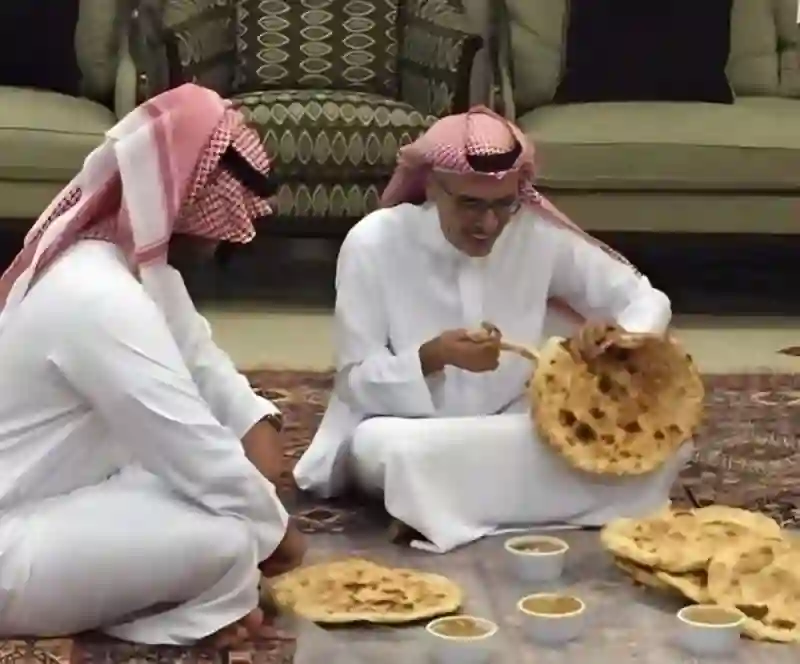 شاهد صورة نادرة للأمير بدر بن عبد المحسن جالساً على الأرض ياكل فول وتميس