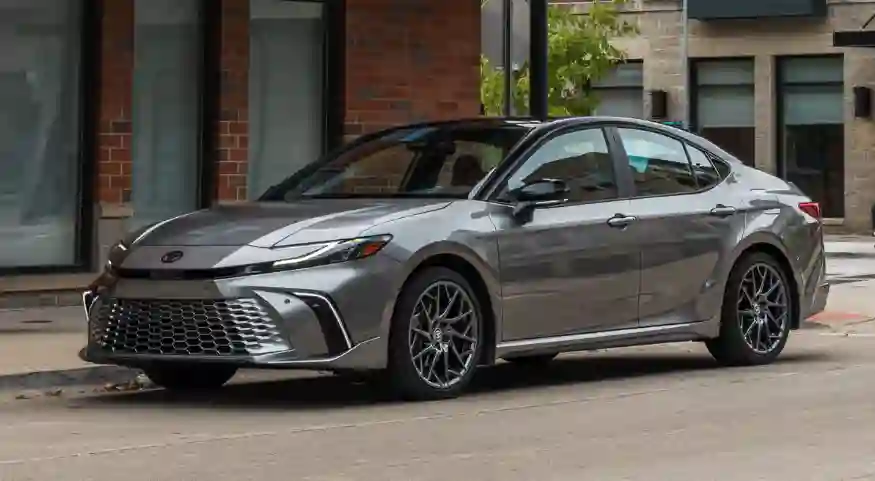 فئة جديدة من كامري تصل السعودية لأول مرة تستهلك 3 لتر بنزين فقط في كل مائة كيلو ومفاجأة في سعرها 