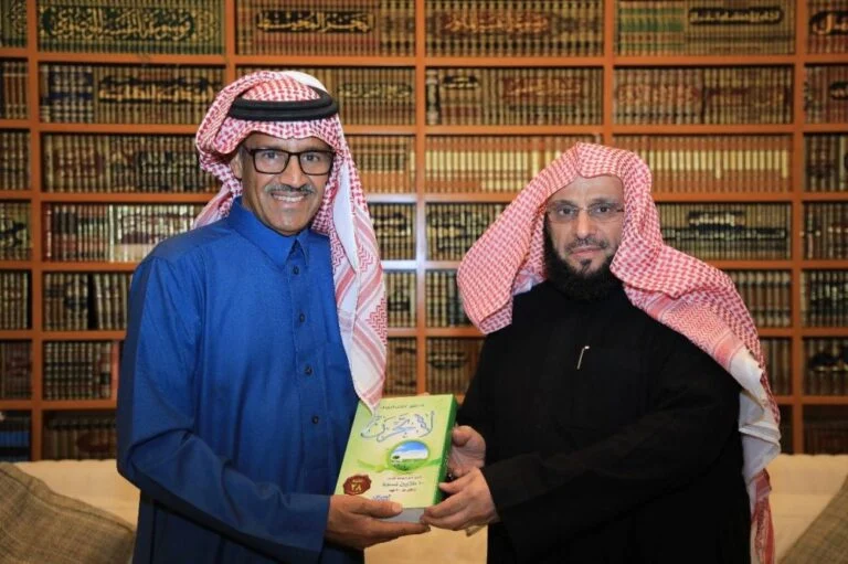 فيديو جديد الشيخ عايض القرني في عمل فني غنائي مع خالد عبد الرحمن 