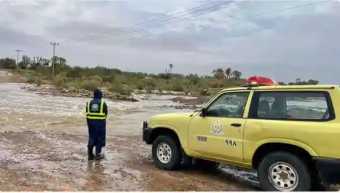 الدفاع المدني يبدأ عمليات واسعة استعدادًا لحالة مطرية غزيرة على هذه المناطق في وسط وغرب وجنوب المملكة 