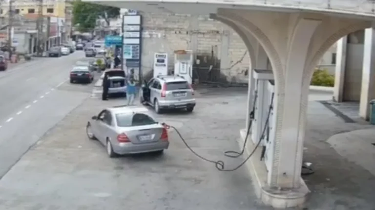 فيديو سائق متهور ينطلق بسيارته من محطة البنزين وخرطوم المحطة معلق بسيارته واما حدث لا يصدق