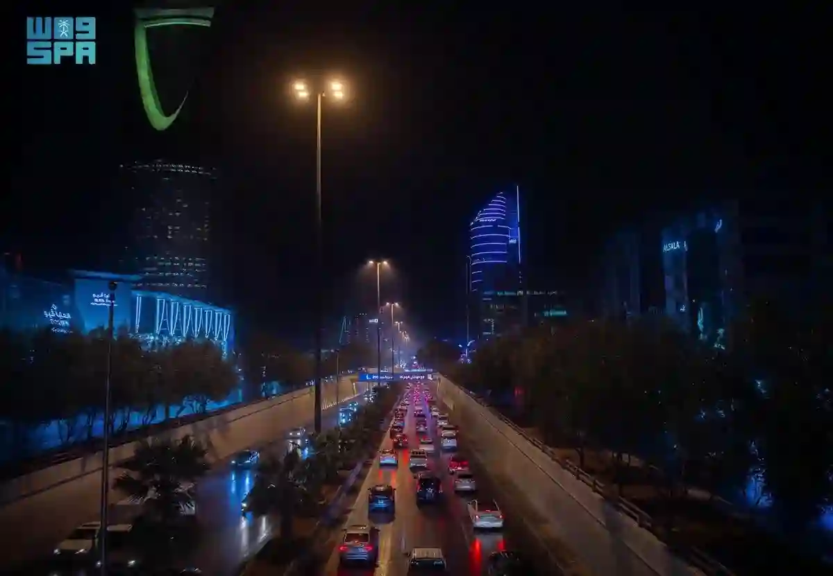 صور جديدة من ليالي الرياض تكشف جمالها مع تساقط الأمطار المستمر 