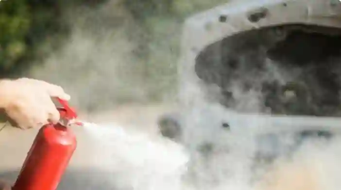 تحذير عاجل لسكان الرياض والدمام بسبب موجة الحر أشياء في سيارتك قد تسبب انفجارها اخرجوها من سياراتكم فوراً 