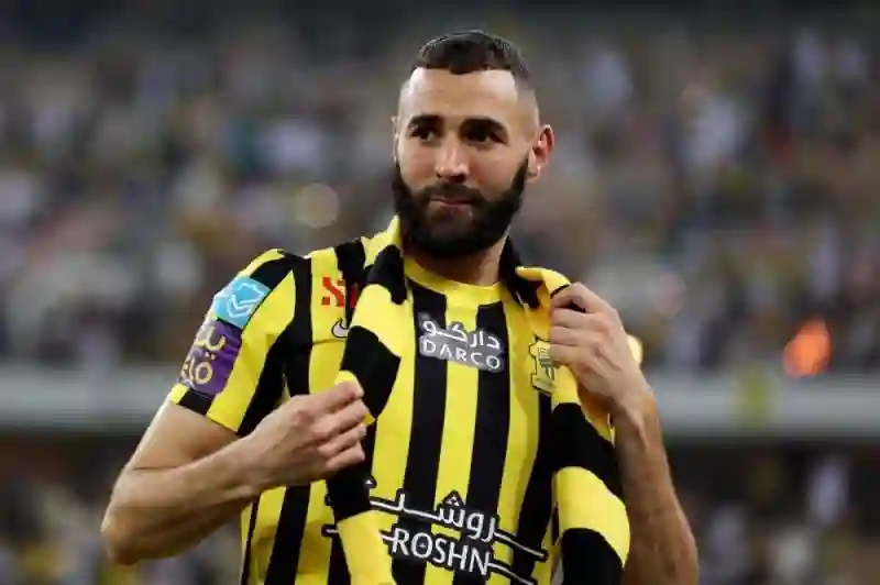 رسمياً: شاهد كريم بنزيما يخلع قميص الاتحاد ويلبس قميص عربي جديد 