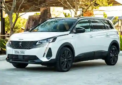 مراجعة شاملة لمواصفات وتجهيزات السيارة العائلية الفخمة بيجو 5008 في السعودية وسعر كل فئة كاش وتقسيط