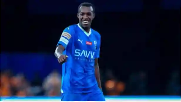 شخصية من العيار الثقيل تتدخل لحل أزمة سعود عبد الحميد مع الهلال والنتيجة مفاجأة 