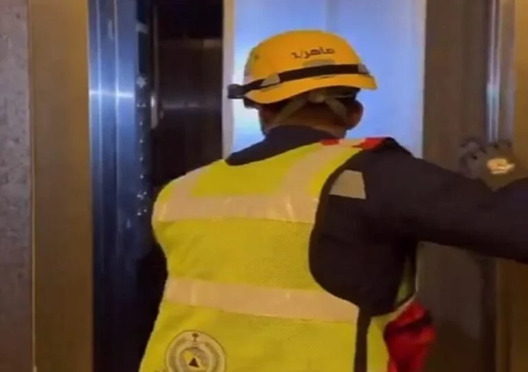 فيديو لحظة انقاذ الدفاع المدني لشاب عالق في اصنصير الموت في الرياض 