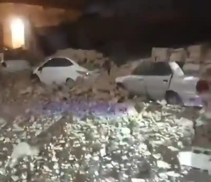 إعصار ورياح قوية تضرب حي عروة في المدينة المنورة وتدمر البيوت والسيارات 