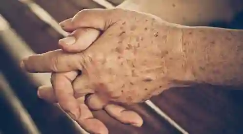 تحذيرات من مشكلة جلدية منتشرة عند كبار السن في السعودية هذه الأيام وطريقة حلها بالشكل الصحيح  