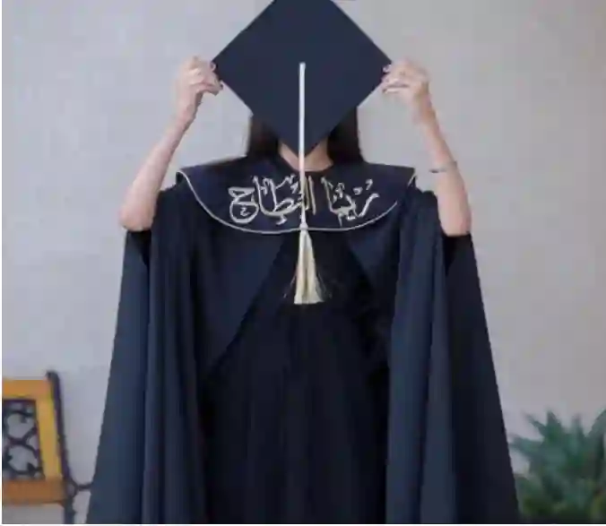 ألوان وتصاميم جديدة لعبايات التخرج أول مرة تنزل 2024 