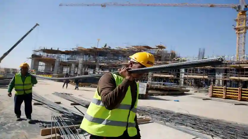 السعودية تحدد تاريخ وساعات تطبيق قرار منع العمل تحت أشعة الشمس وتحذر أي صاحب عمل من غرامات وعقوبات وتعويضات في حال إجبار العمال على الع