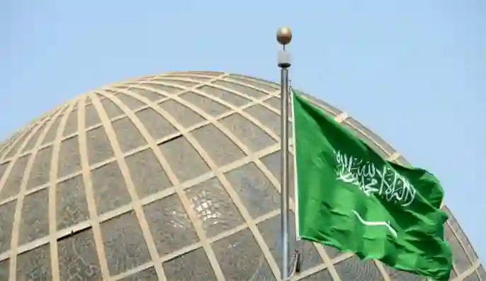 من اليوم السعودية تطبق غرامات وعقوبات مشددة عند تشغيل الاغاني في المحلات والسيارات في اوقات الصلاة 