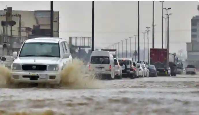 الوطني للأرصاد يحذر من سيول جارفة على 7 مناطق سعودية ويحذر بشكل خاص سكان الرياض
