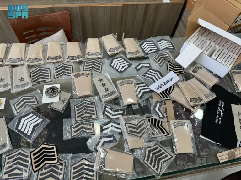 مشاهد من ضبط محلات تديرها عمالة من هذه الجنسيات تصنع وتبيع ملابس ورتب ونوط عسكرية في الريا