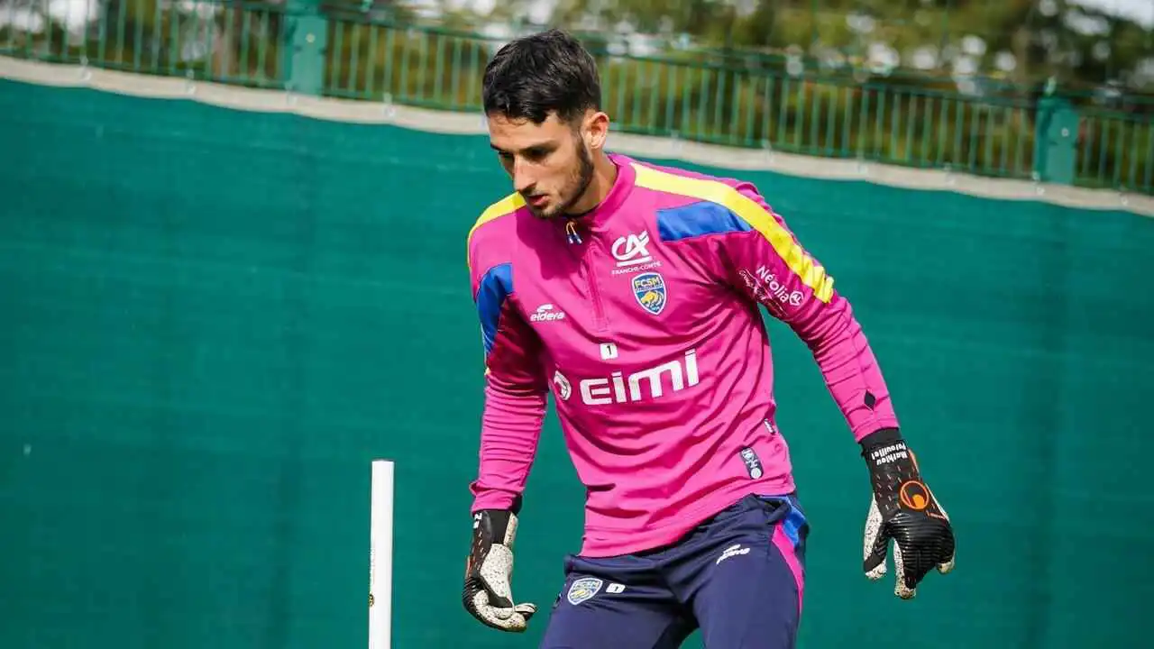 القصة الكاملة لصفقة الهلال التي فجرت ملف اللاعبين الاجانب وتجاوز الحصة المسموح بها والمخارج المتاحة أمام إدارة النادي 