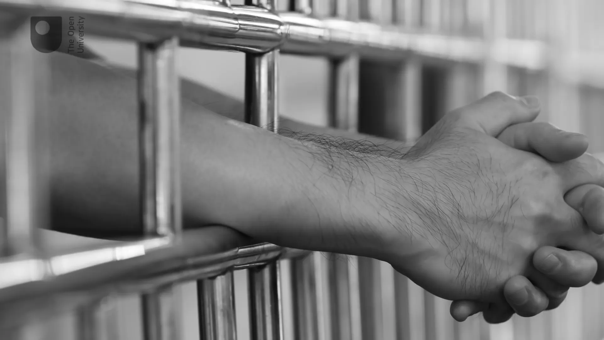 فيديو كمين محكم يطيح بمقيم من هذه الجنسية بعد تورطه في تجارة ممنوعة بمئات الآلاف 