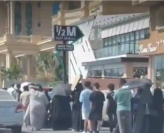 أطول طابور في جدة لطلب كوب قهوة من هذا الكافية الجديد والكشف عن سر الزحام 