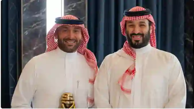 ولي العهد يمنح يزيد الراجحي مكرمة جديدة بعد فوزه برالي دكار 