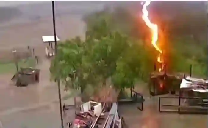 فيديو صاعقة تضرب مواطن في جازان كان يمسك الجوال في يده 