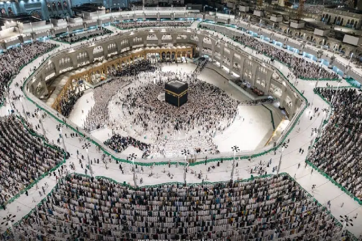 شؤون الحرمين تعلن عن رصد مخالفة جديدة من اليوم على زوار المسجد الحرام وتكشف عن سببها 