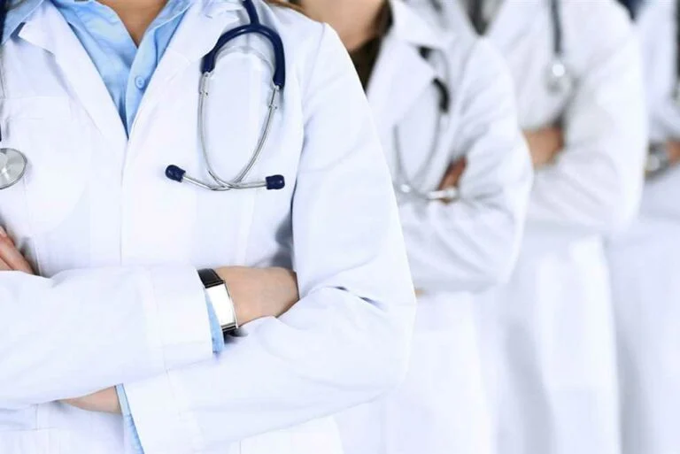 من اليوم تطبيق عقوبات بحق الاطباء والعاملين في القطاع الصحي في السعودية في حال ارتداء هذه 