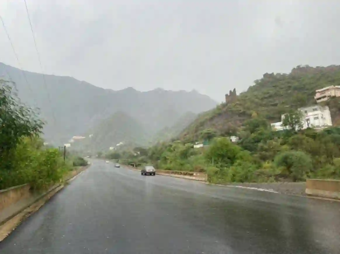 تحذير لسكان الرياض لا تخرجو الجمعة والسبت من بيوتكم والامطار الغزيرة والبرد قد تغطي هذه ال