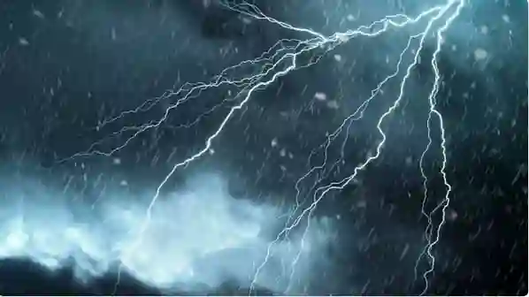 بعد ليلة ماطرة في الرياض.. الوطني للأرصاد يطلب من سكان العاصمة البقاء في بيوتهم حتى هذا التاريخ 