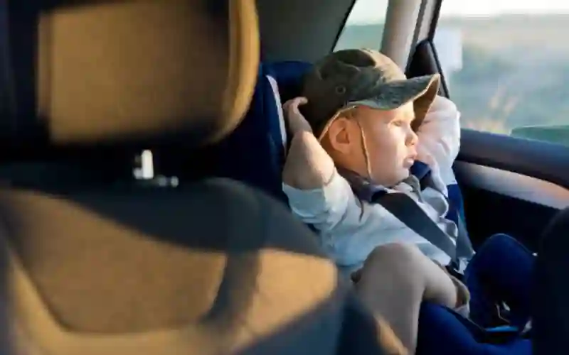 رسمياً: المرور يعلن أن جلوس الأطفال أقل من هذا السن بجانب السائق مخالفة عليها غرامة كبيرة 