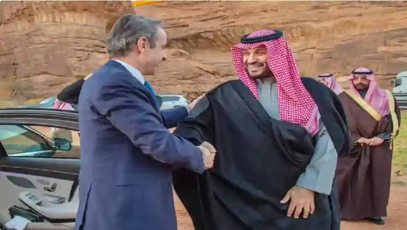 3 آشياء ظهرت في بشت ولي العهد في مخيمه الشتوي حولته لماركة عالمية 