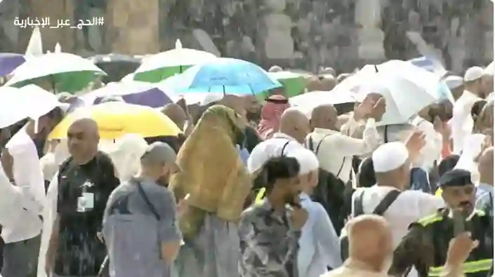 أمطار تقلب قيض الصيف في المسجد الحرام ومشعر منى الى شتاء بارد وفيديو يكشف كيف تصرف الحجاج مع انقلاب الجو 