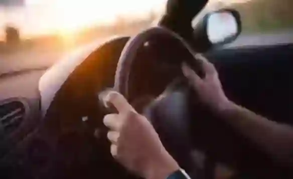 طريقة آمنة لقيادة السيارة الجير الاوتامتيك عند النزول من المنحدرات