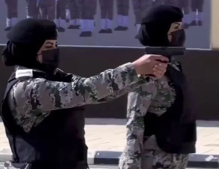 بالفيديو: استعراض قتالي لمجندات سعوديات في الادارة العامة للسجون 