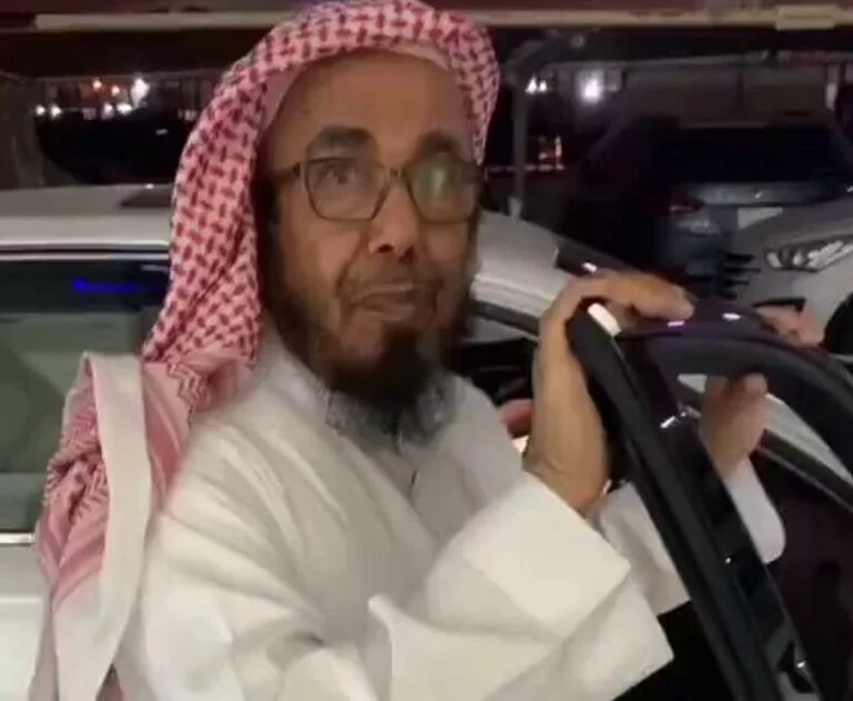 الفيديو الكامل الذي أشعل السعودية للشيخ المطلق وهو يحاور شاب بطريقة طريفة 