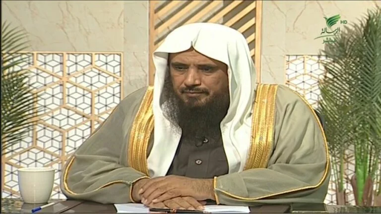 فيديو الشيخ الخثلان يوضح حكم صبغ الشعر بألوان الموضة 