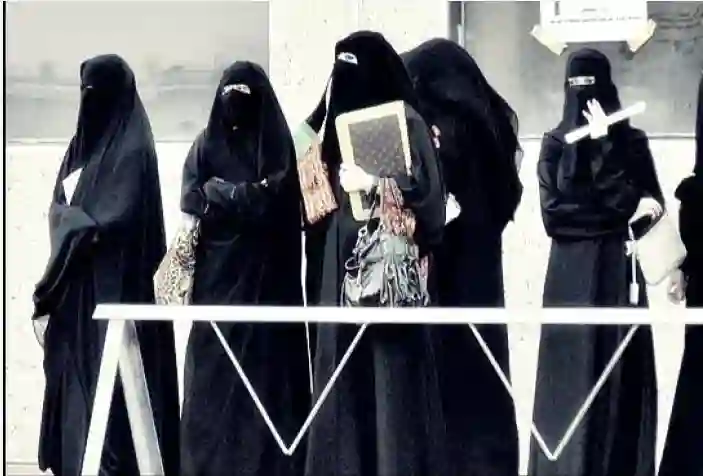 رسمياً: هذه الجامعات السعودية تلزم الطالبات بالغطوة وتمنع المكياج نهائيا 